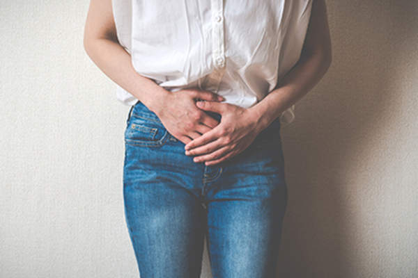 女人用手捂住子宫。