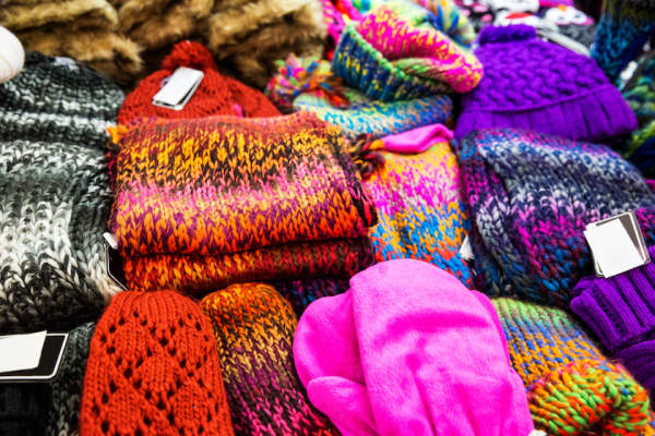五颜六色的帽子，手套和围巾出售。