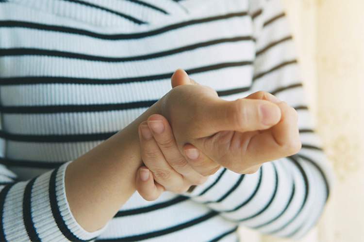 女人拥有RA手疼她的手腕酸痛。