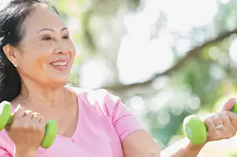 白天妇女举重物外面。