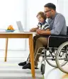 坐轮椅的父母带着孩子