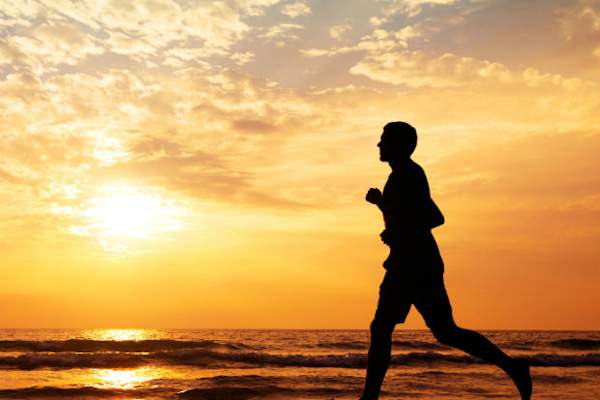 在沙滩上跑步的人