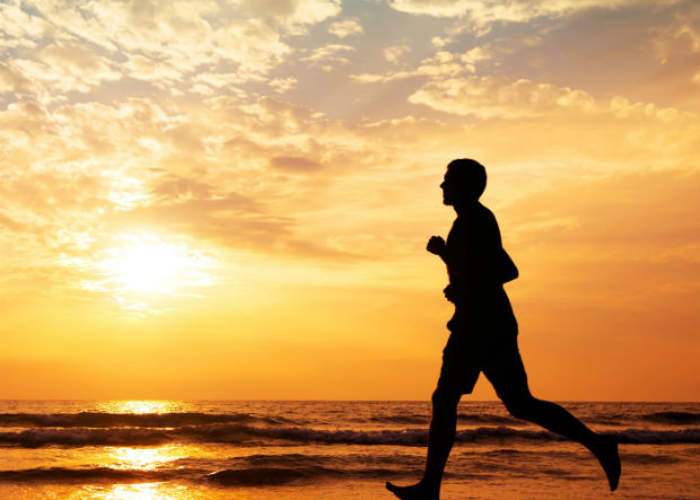 海滩上奔跑的人