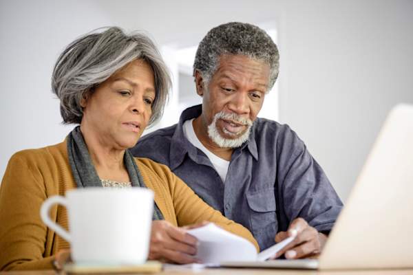 一对老夫妇在电脑上看财务报表