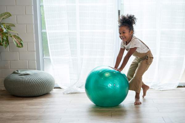 小女孩玩健身球