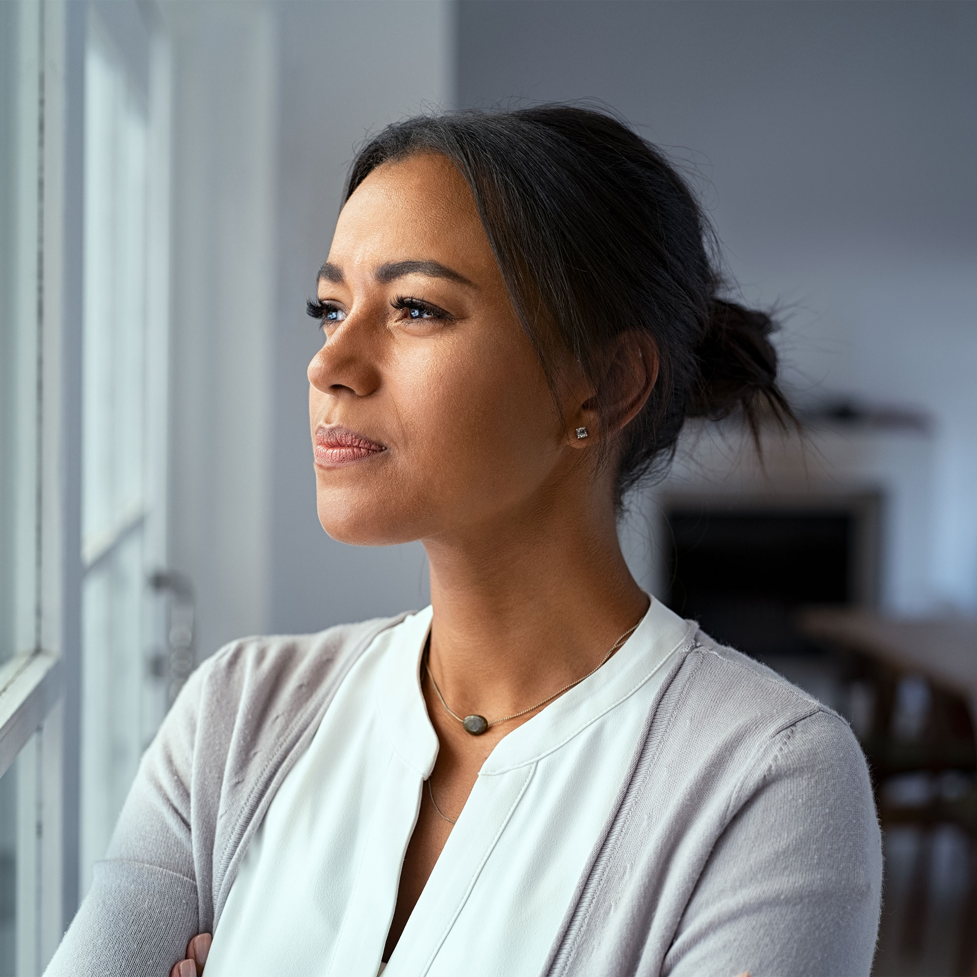 一个女人望向窗外
