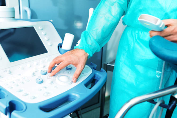 医生跃跃欲试超声波机。