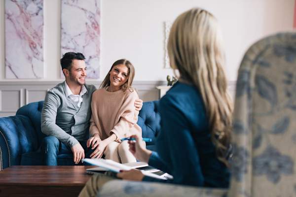 一对探访社工的夫妇。