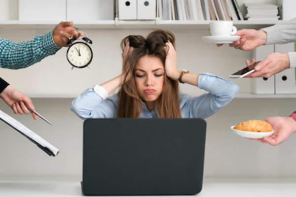 来自工作和生活的高压力下的女人。