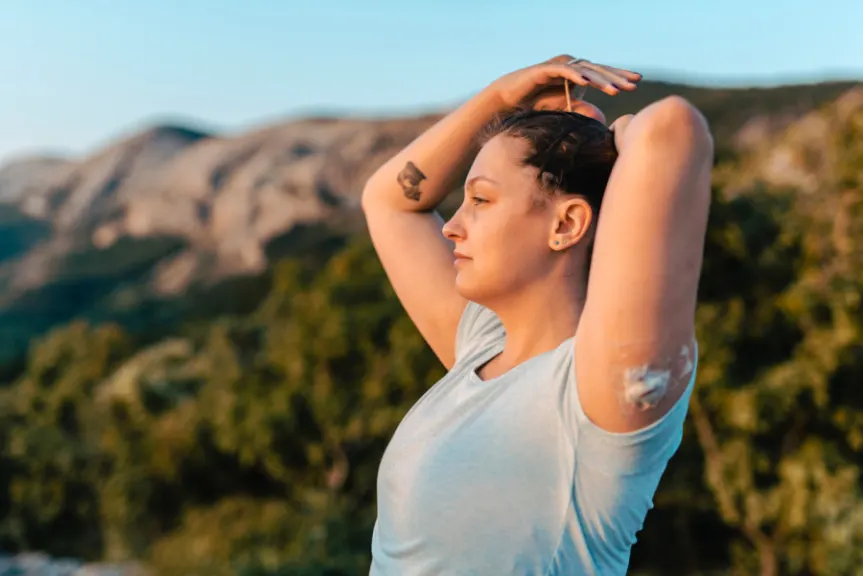 女人用胰岛素泵在自然中锻炼