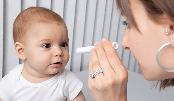 婴儿眼科检查。