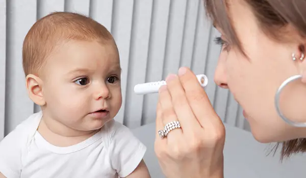 婴儿眼科检查。