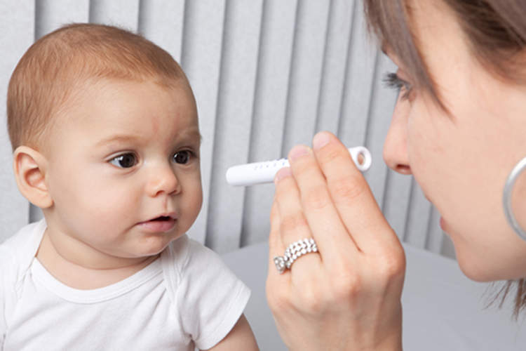 婴儿眼科检查。