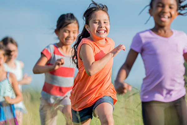 通过现场运行少女组。