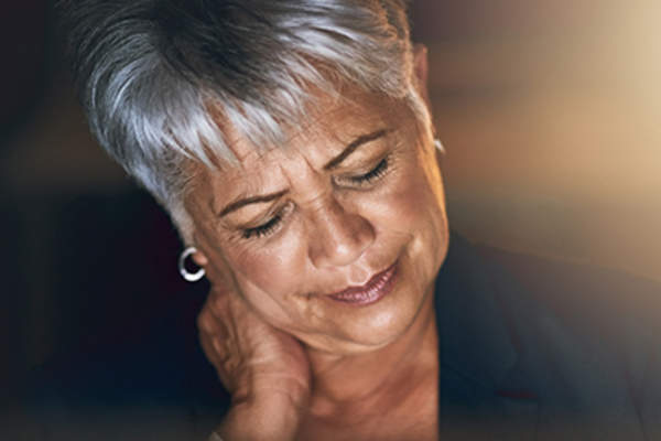 中年女子颈部疼痛。