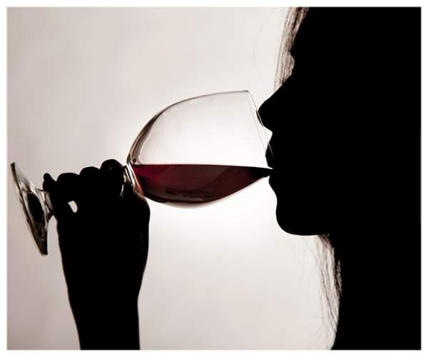 女人喝葡萄酒