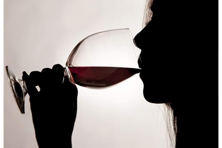 女人喝葡萄酒