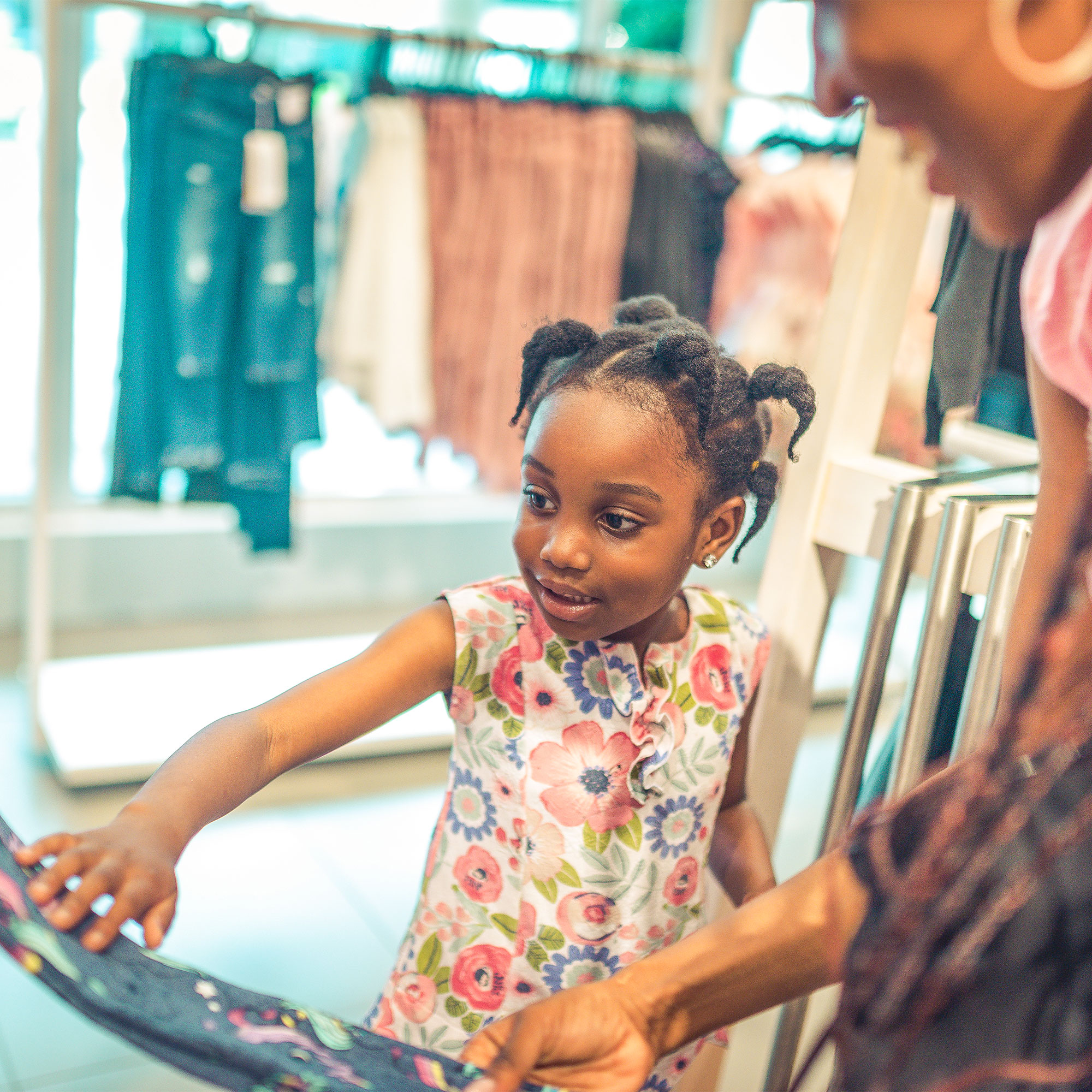 一对母女在商店买衣服