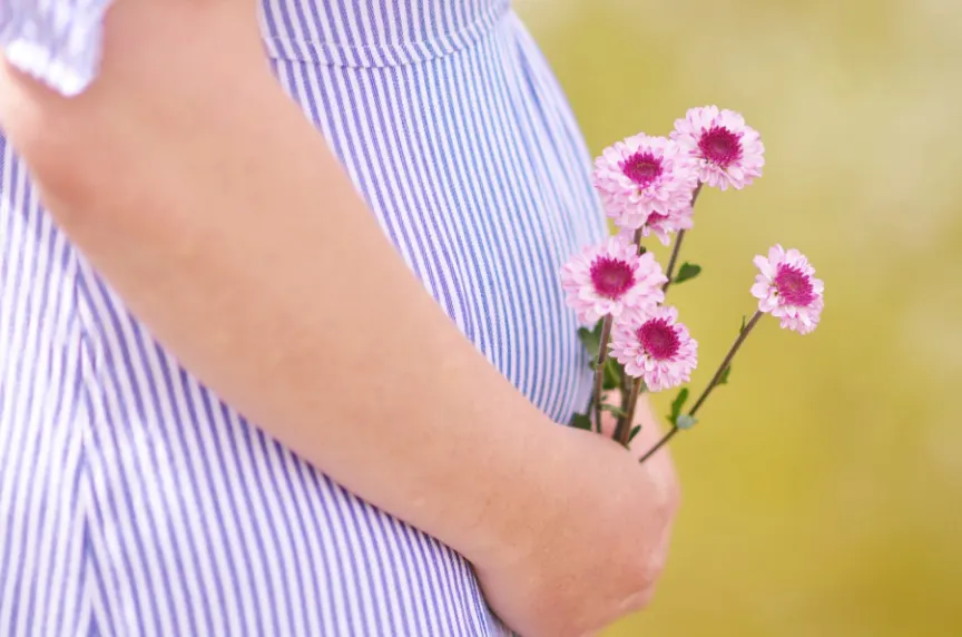 孕妇抱着花