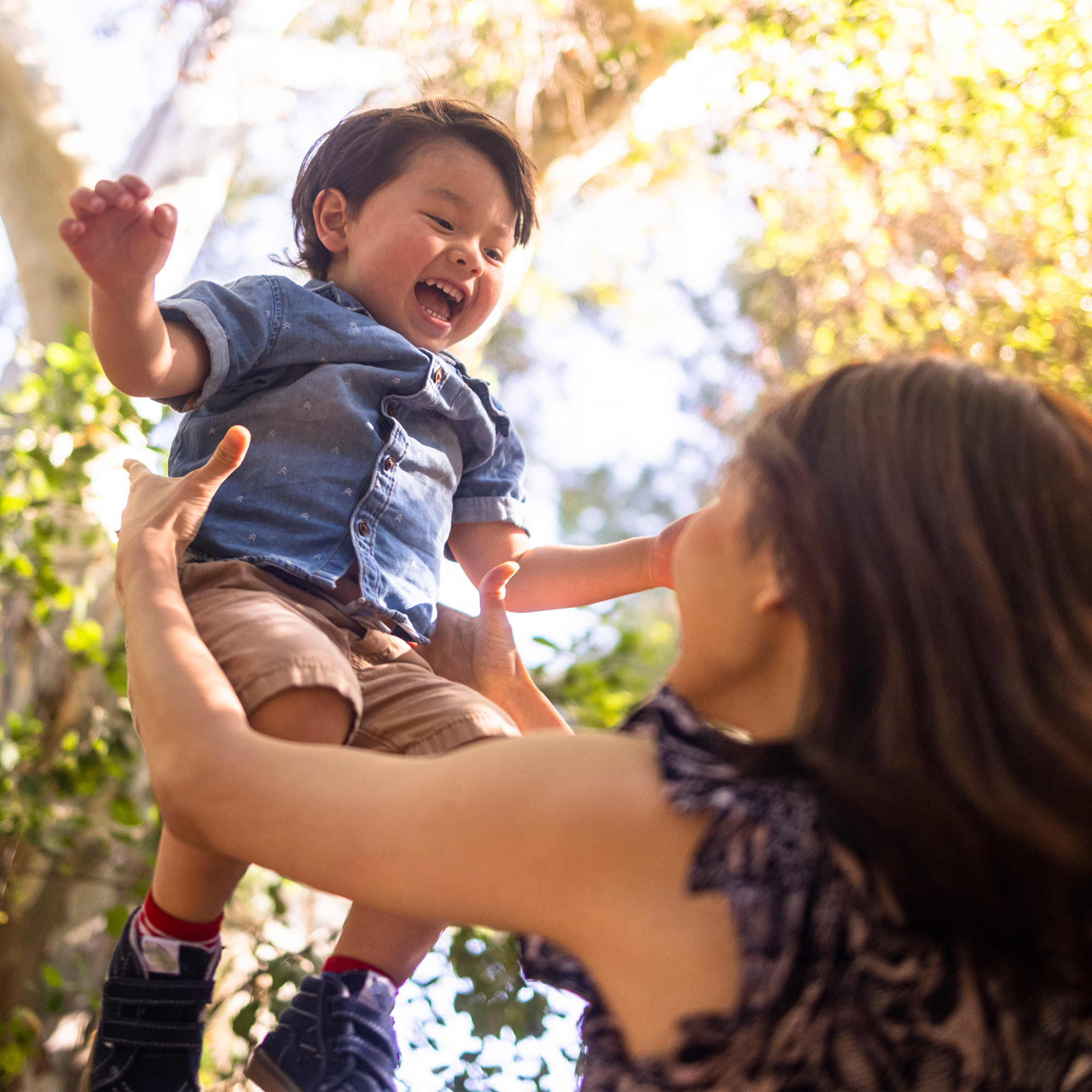 母亲把婴儿举过头顶