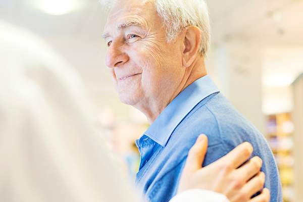 医生安慰老人。