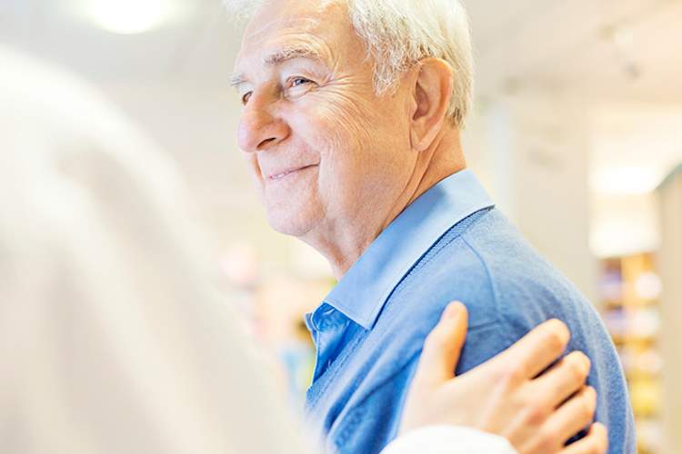 医生宽慰老人男性患者。