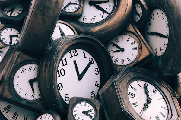 几个古董钟表静物