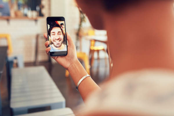 女人视频聊天的朋友。