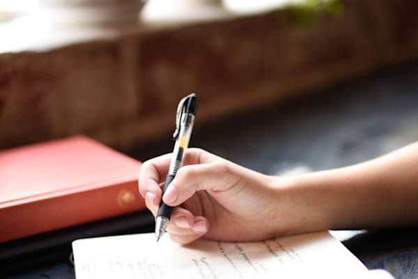 女人的手在写日记