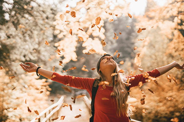 女人享受秋天性质。
