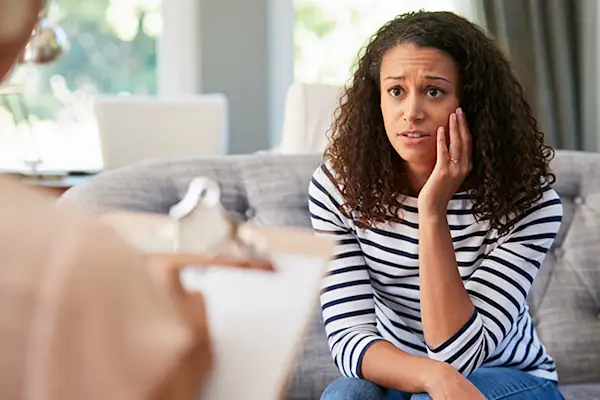 女人谈与治疗师关于她的生殖疱疹诊断。