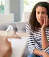 一个女人在和治疗师谈论她的生殖器疱疹诊断。