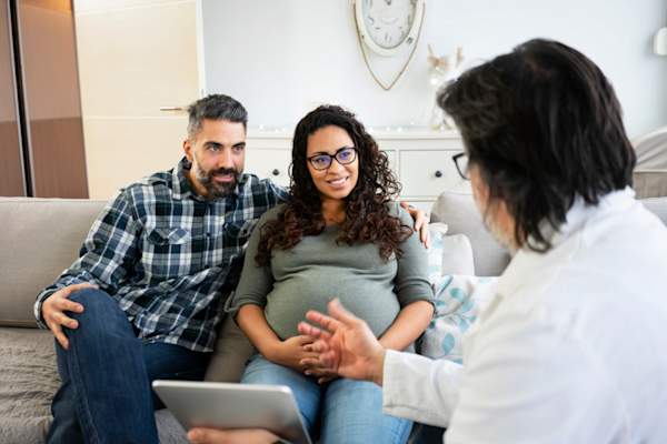 孕妇和丈夫交谈医生