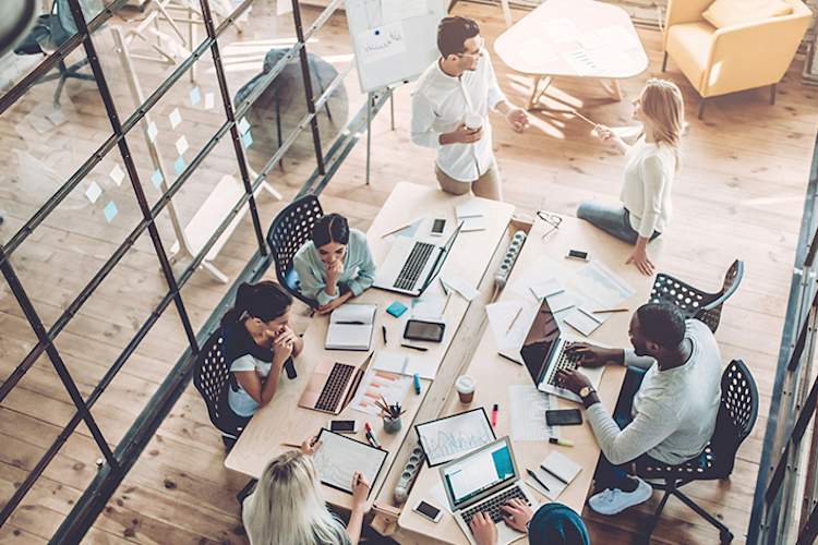 员工在工作场所。