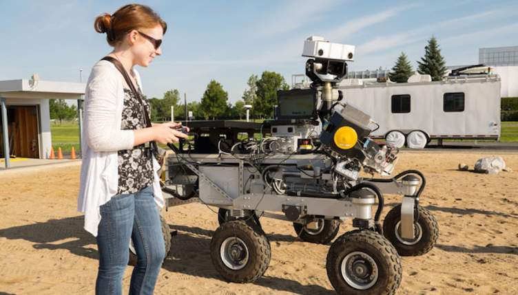 Tanya驾驶着加拿大航天局(CSA)的火星探测科学探测器(MESR)在蒙特利尔附近的CSA“火星场”。