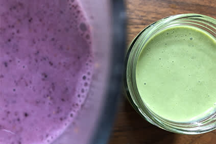 健康的果汁，紫色和绿色。