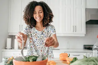 女人在准备沙拉。