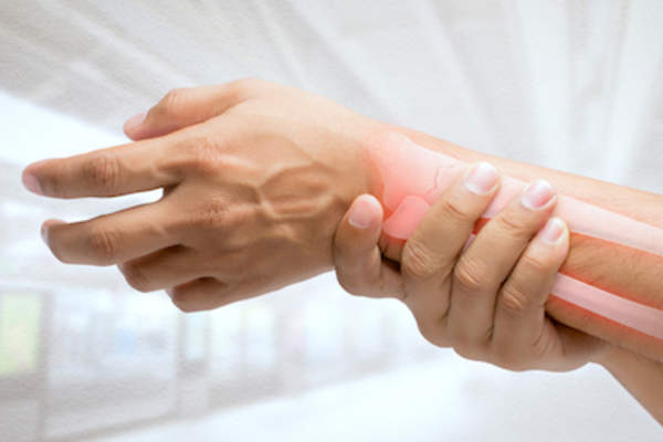 男人抓着手腕不放。