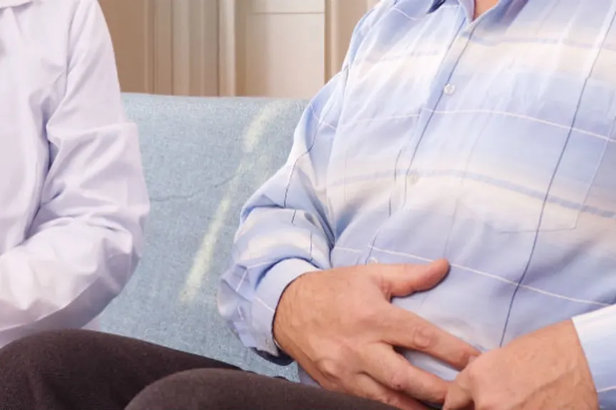 男人与医生谈论肠易激综合征诊断和其他胃问题