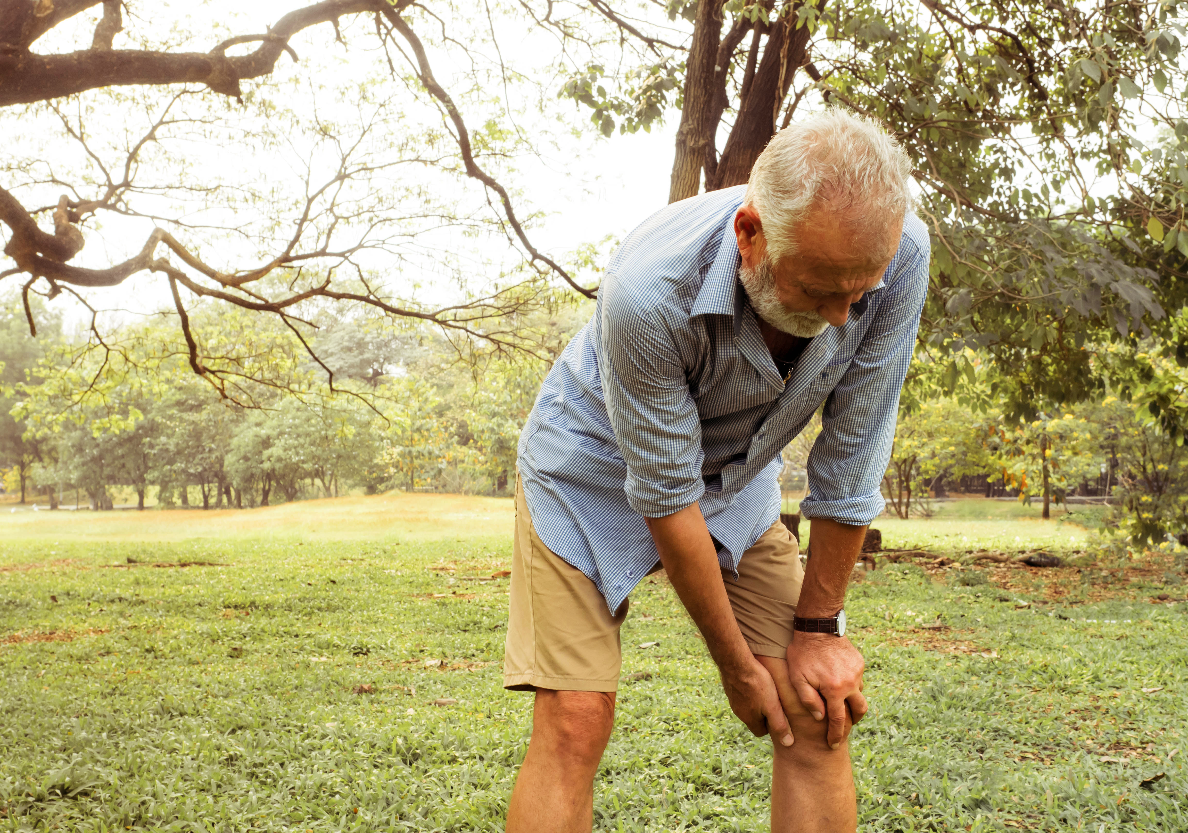 Лечение боли в коленях у пожилых людей. Суставы пожилых. Больные суставы у пожилых. Пожилой мужчина.