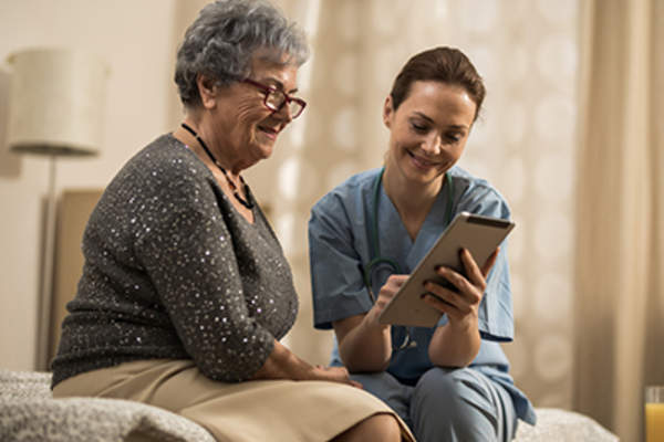 护士展示女性平板电脑在线支持工具。