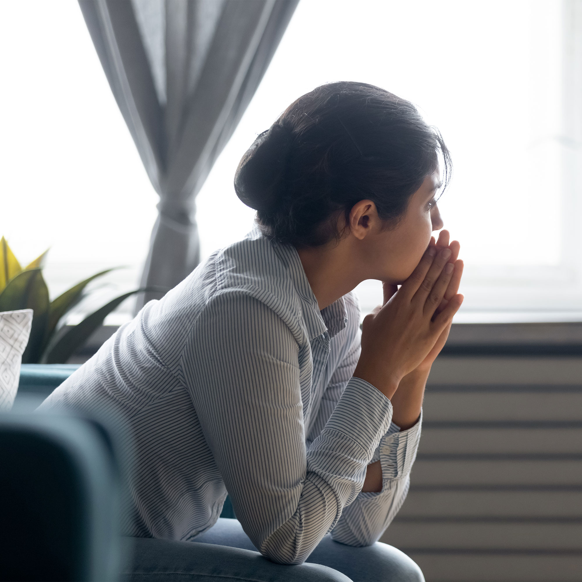 一个女人在家思考