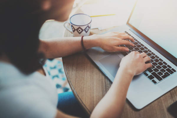 女人的笔记本电脑。