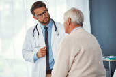 医生和男病人谈话。