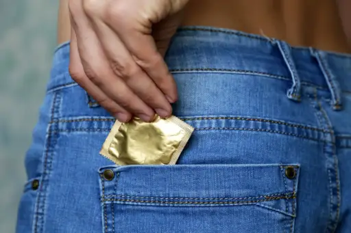 女人从口袋里掏出避孕套