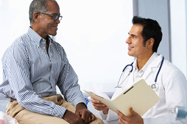 医生交谈,非洲裔病人。