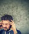 拿着旋转的头的人