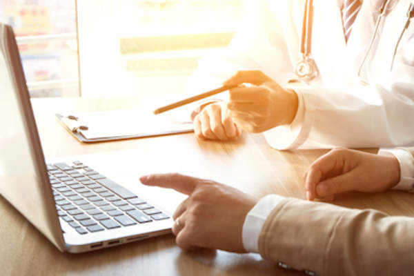 医生与病人交谈。