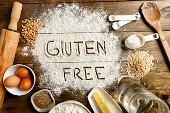 面筋自由面包成份和器物在木背景。