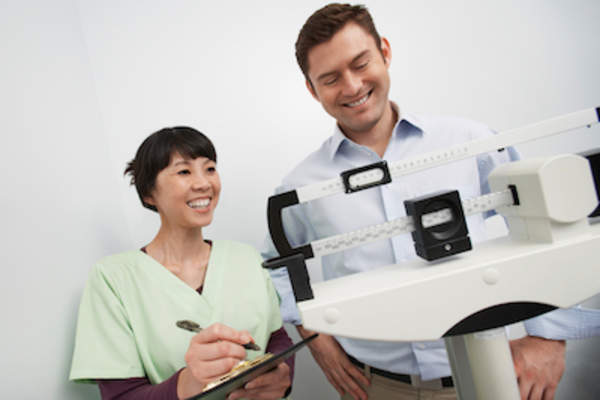 在医生办公室进行定期检查。